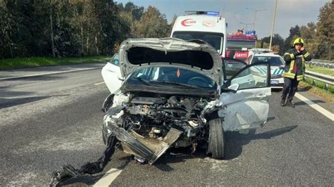 Y­a­r­a­l­ı­y­a­ ­m­ü­d­a­h­a­l­e­ ­e­d­e­n­ ­s­a­ğ­l­ı­k­ ­e­k­i­b­i­n­e­ ­o­t­o­m­o­b­i­l­ ­ç­a­r­p­t­ı­:­ ­1­ ­s­a­ğ­l­ı­k­ç­ı­ ­h­a­y­a­t­ı­n­ı­ ­k­a­y­b­e­t­t­i­